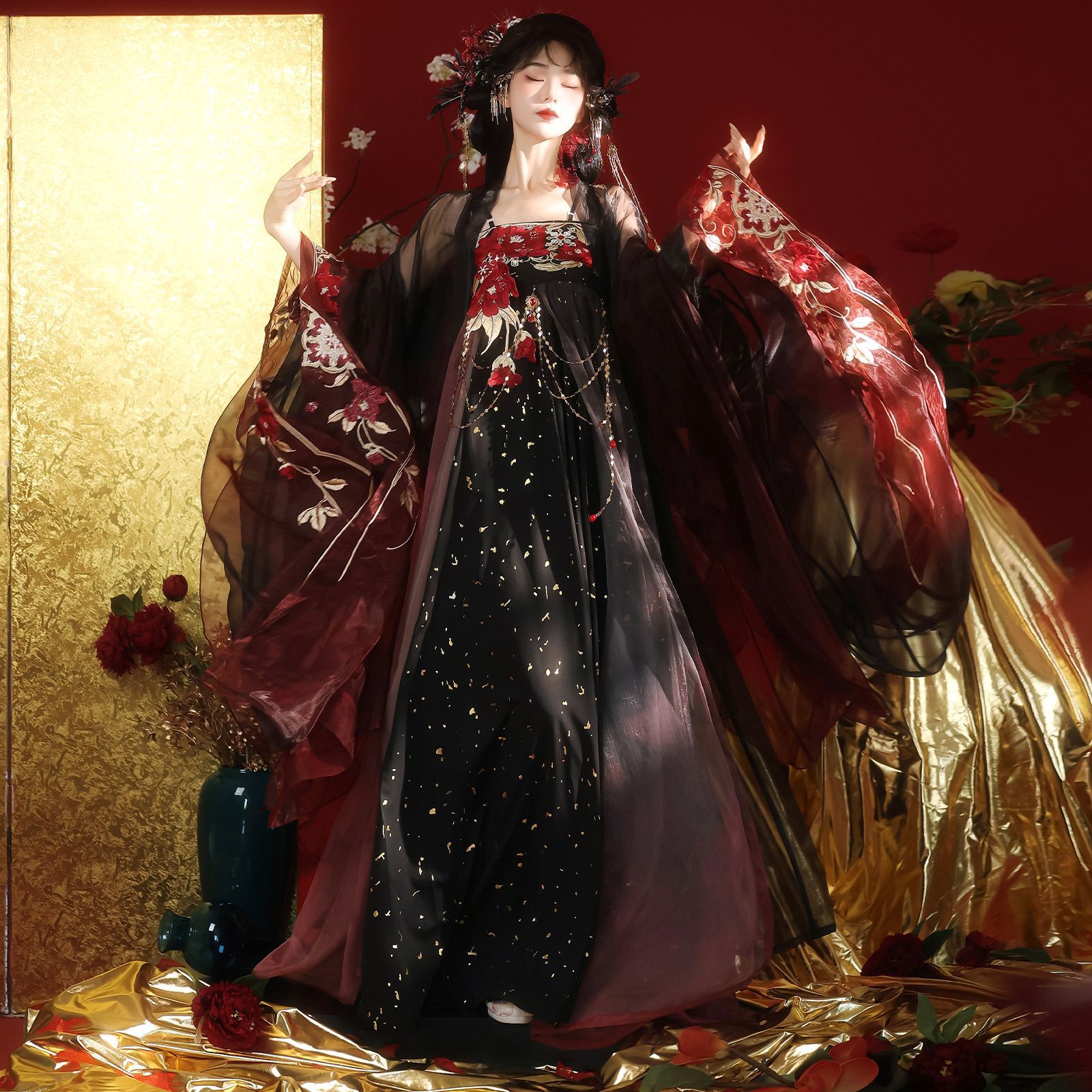Anime Cosplay Red - 黒と赤の花柄刺繍が施された、透け感のある広い袖の漢服。中国古代の仙女風ドレス。コスプレや結婚式に最適な伝統的な漢服衣装。