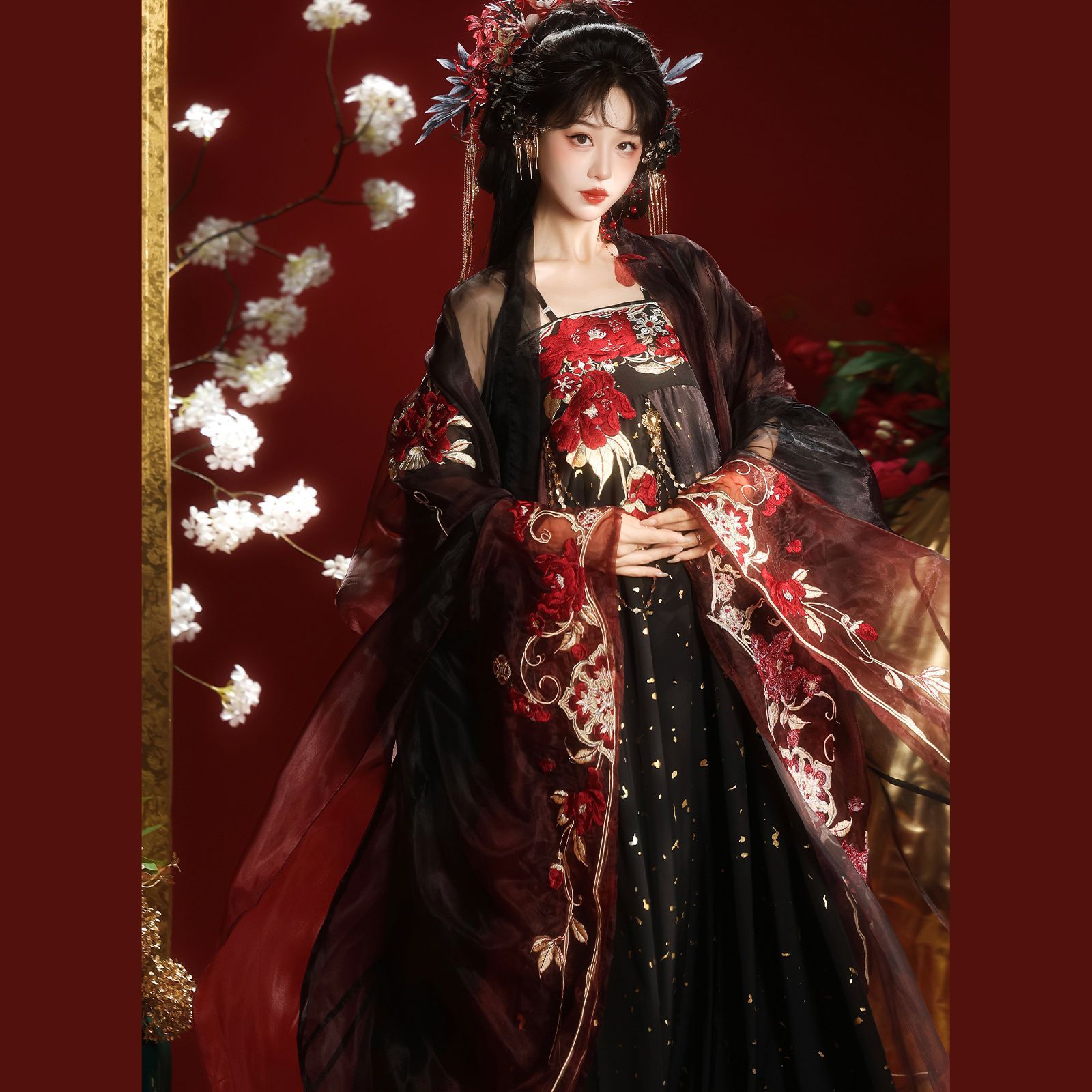 黒と赤の花柄刺繍が施された、透け感のある広い袖の漢服。中国古 - Anime Cosplay Red のレビューと価格