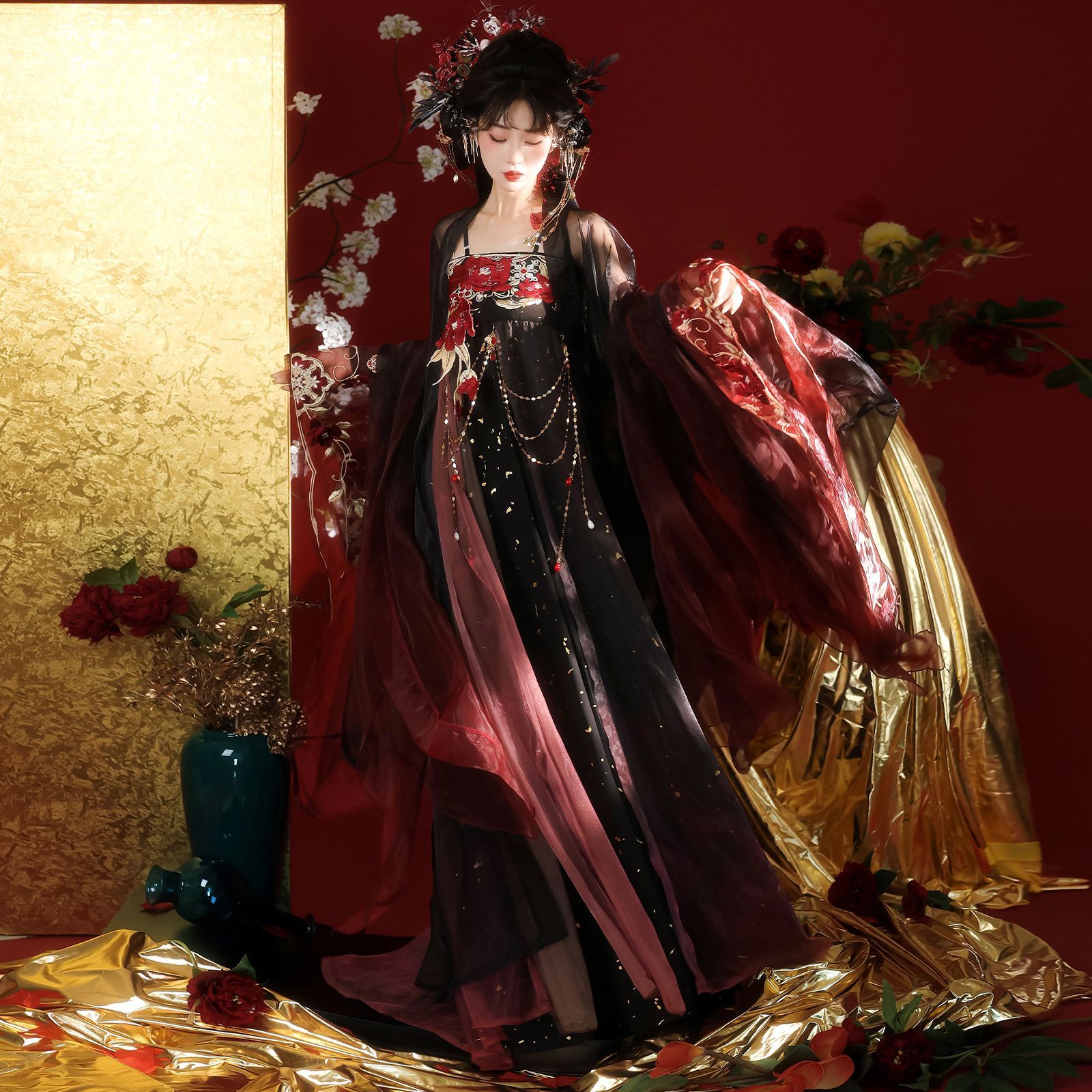 黒と赤の花柄刺繍が施された、透け感のある広い袖の漢服。中国古 - Anime Cosplay Red のレビューと価格