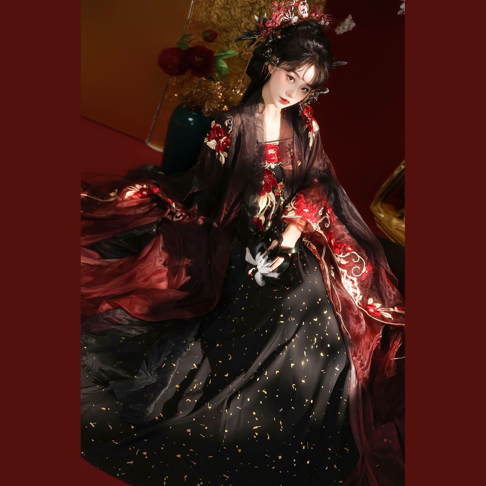 黒と赤の花柄刺繍が施された、透け感のある広い袖の漢服。中国古 - Anime Cosplay Red のレビューと価格